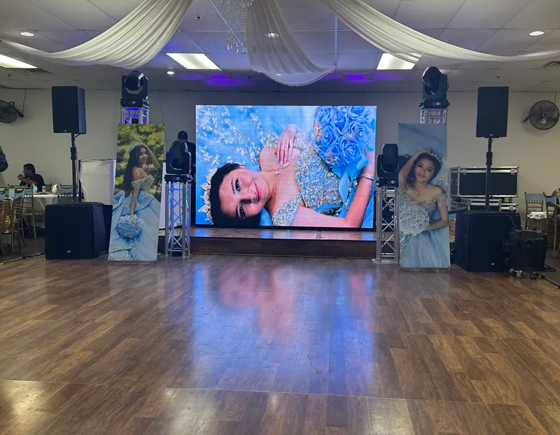 Pantalla LED de video con temática azul y banners impresos a juego en una quinceañera de DJ Oso en Dallas-Fort Worth
